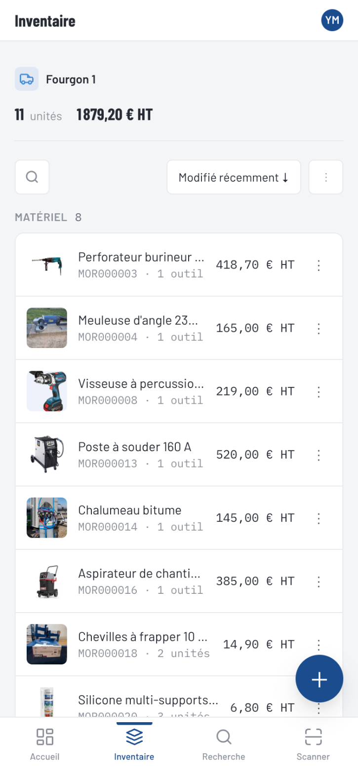 Le même fourgon sur un téléphone : une colonne, une ligne par outillage, des cibles larges.
